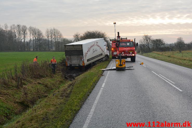 Lastbilen kørt i grøften. Tykhøjenvej Ved Farre. 11/11-2014. Kl. 09:15.