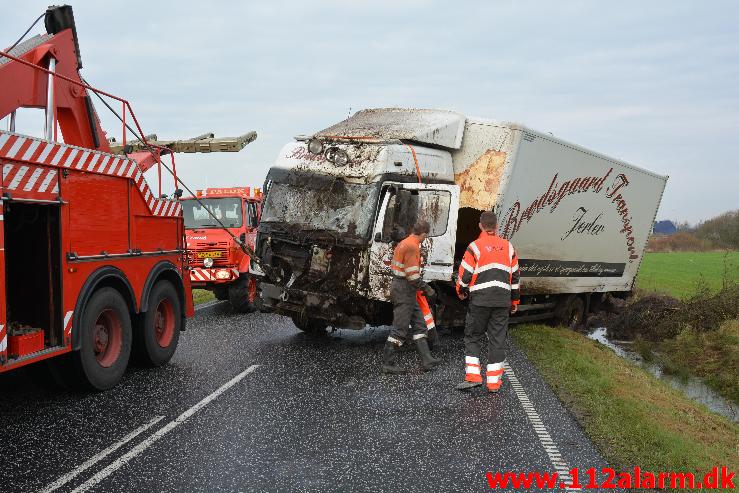 Lastbilen kørt i grøften. Tykhøjenvej Ved Farre. 11/11-2014. Kl. 09:15.