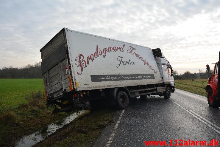 Lastbilen kørt i grøften. Tykhøjenvej Ved Farre. 11/11-2014. Kl. 09:15.