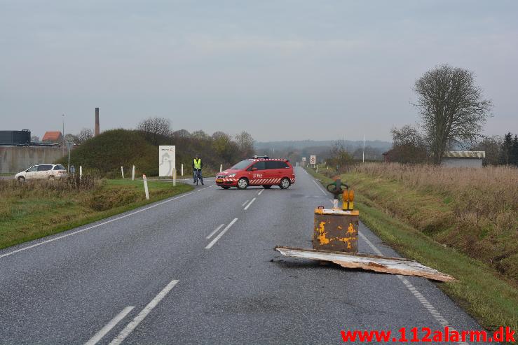 Lastbilen kørt i grøften. Tykhøjenvej Ved Farre. 11/11-2014. Kl. 09:15.