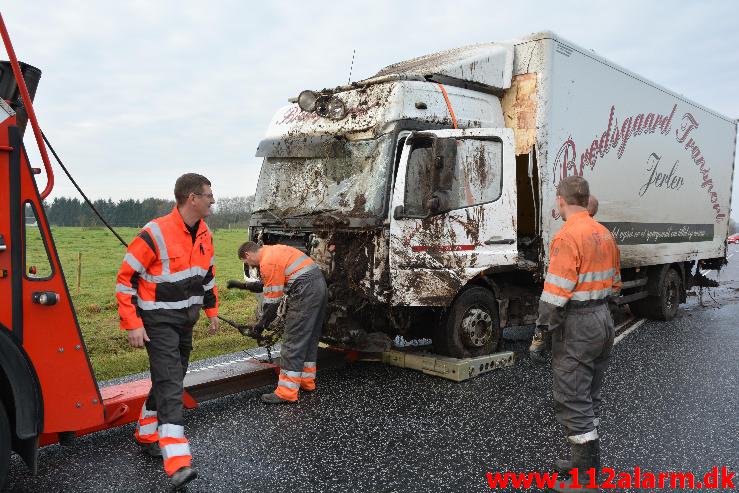 Lastbilen kørt i grøften. Tykhøjenvej Ved Farre. 11/11-2014. Kl. 09:15.