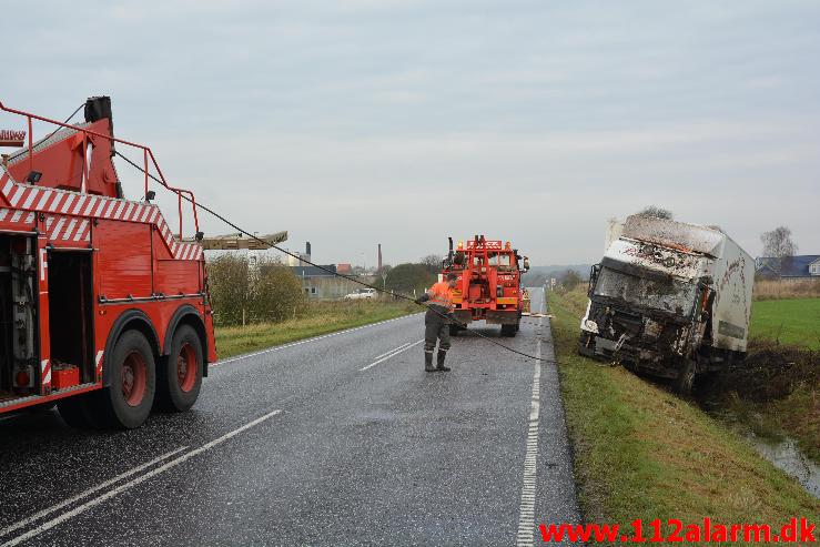 Lastbilen kørt i grøften. Tykhøjenvej Ved Farre. 11/11-2014. Kl. 09:15.