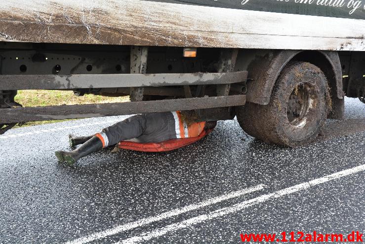 Lastbilen kørt i grøften. Tykhøjenvej Ved Farre. 11/11-2014. Kl. 09:15.