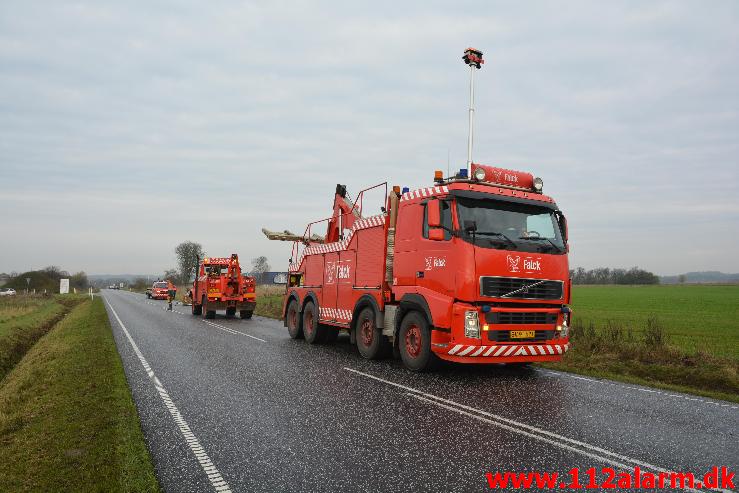 Lastbilen kørt i grøften. Tykhøjenvej Ved Farre. 11/11-2014. Kl. 09:15.