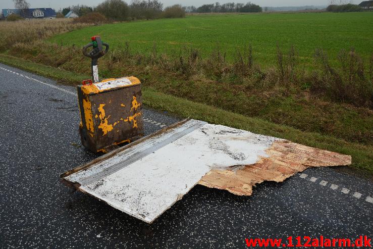 Lastbilen kørt i grøften. Tykhøjenvej Ved Farre. 11/11-2014. Kl. 09:15.