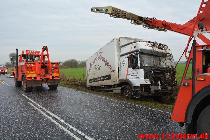 Lastbilen kørt i grøften. Tykhøjenvej Ved Farre. 11/11-2014. Kl. 09:15.