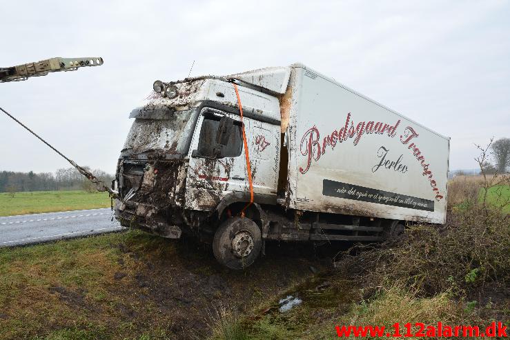 Lastbilen kørt i grøften. Tykhøjenvej Ved Farre. 11/11-2014. Kl. 09:15.