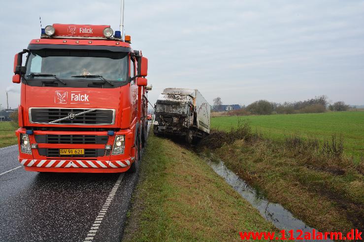 Lastbilen kørt i grøften. Tykhøjenvej Ved Farre. 11/11-2014. Kl. 09:15.