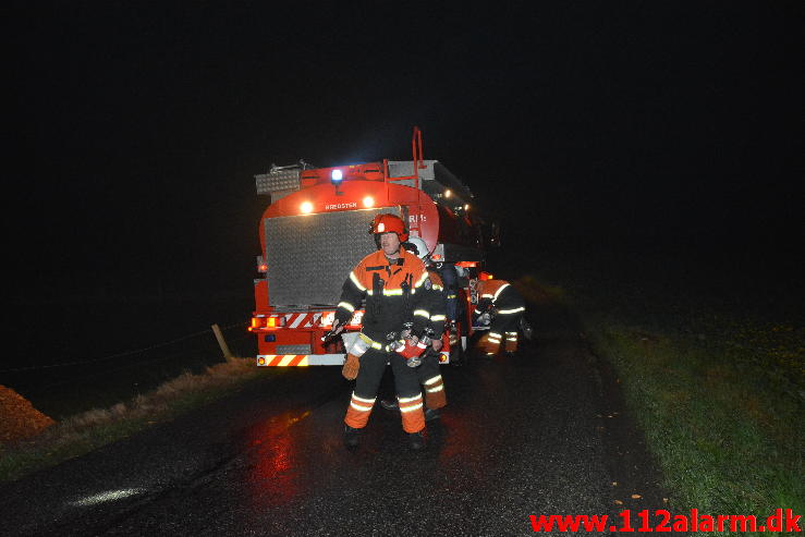 Brand i Halmstak. Jellingvej 65 ved Bredsten. 31/10-2014. Kl. 23:05.