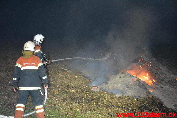 Brand i Halmstak. Jellingvej 65 ved Bredsten. 31/10-2014. Kl. 23:05.