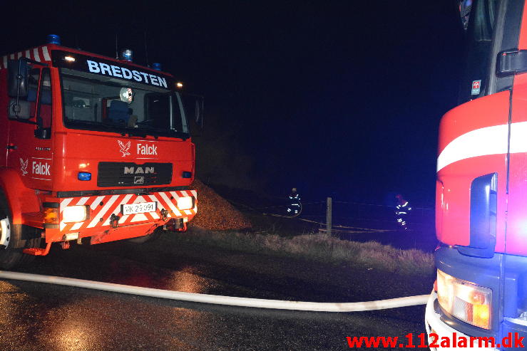 Brand i Halmstak. Jellingvej 65 ved Bredsten. 31/10-2014. Kl. 23:05.