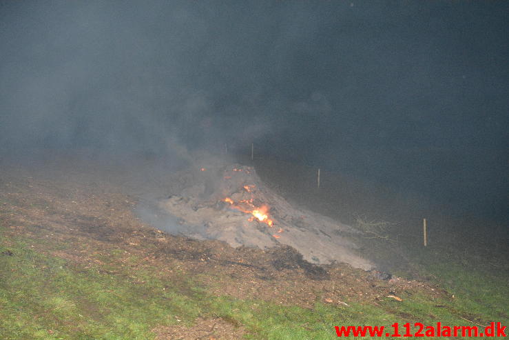 Brand i Halmstak. Jellingvej 65 ved Bredsten. 31/10-2014. Kl. 23:05.