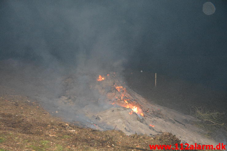 Brand i Halmstak. Jellingvej 65 ved Bredsten. 31/10-2014. Kl. 23:05.