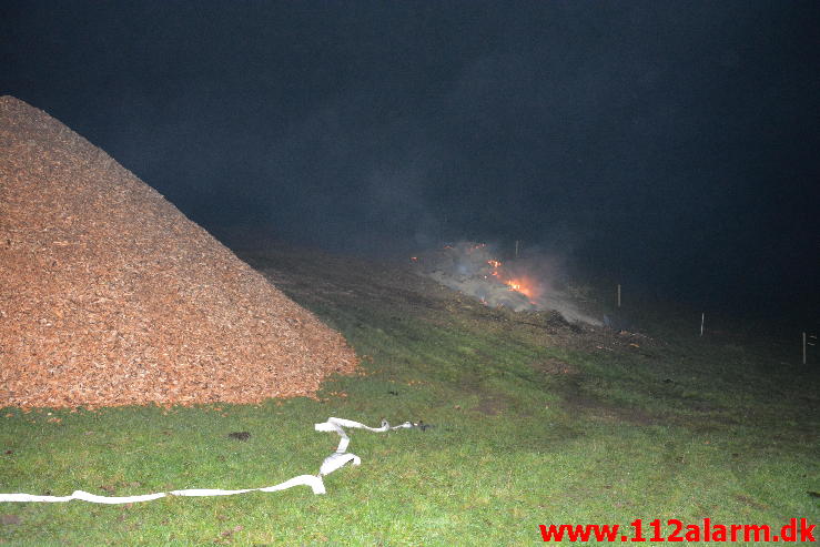 Brand i Halmstak. Jellingvej 65 ved Bredsten. 31/10-2014. Kl. 23:05.