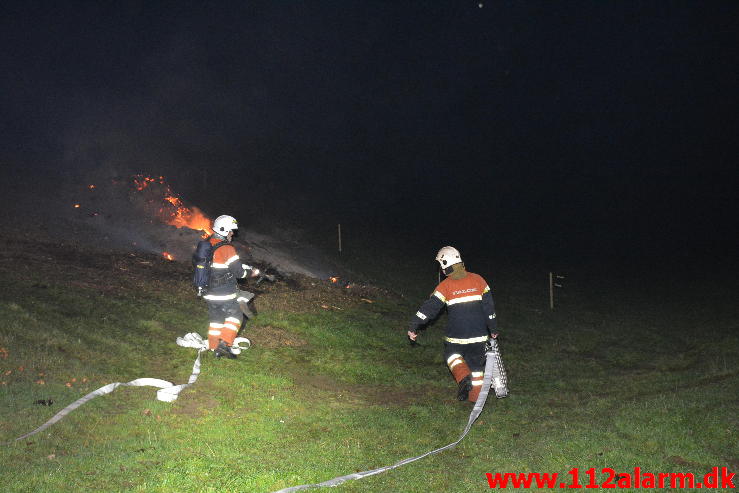 Brand i Halmstak. Jellingvej 65 ved Bredsten. 31/10-2014. Kl. 23:05.