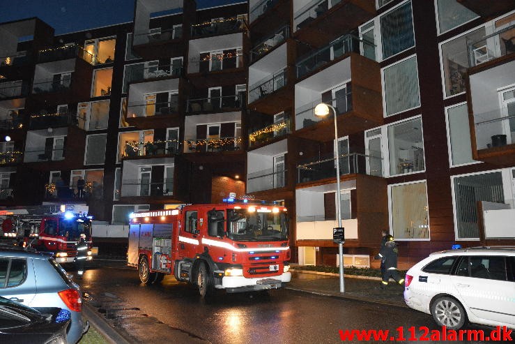 Brand Etageejendom . Stævnen 13 på Havnen i Vejle. 19/12-2014. Kl. 16:23.