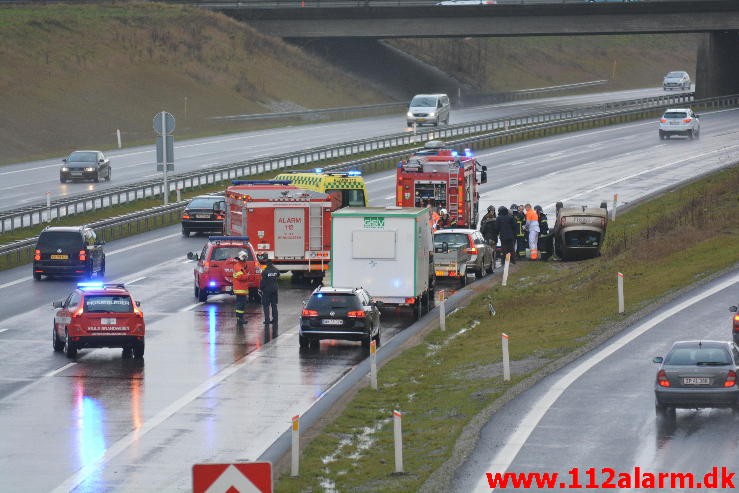 Havnede på taget. Motorvejen i sydgående retning. 20/12-2014. Kl. 14:00.