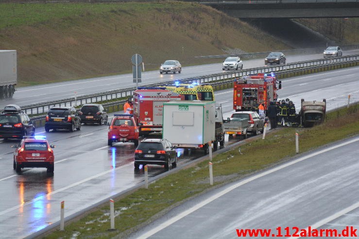 Havnede på taget. Motorvejen i sydgående retning. 20/12-2014. Kl. 14:00.