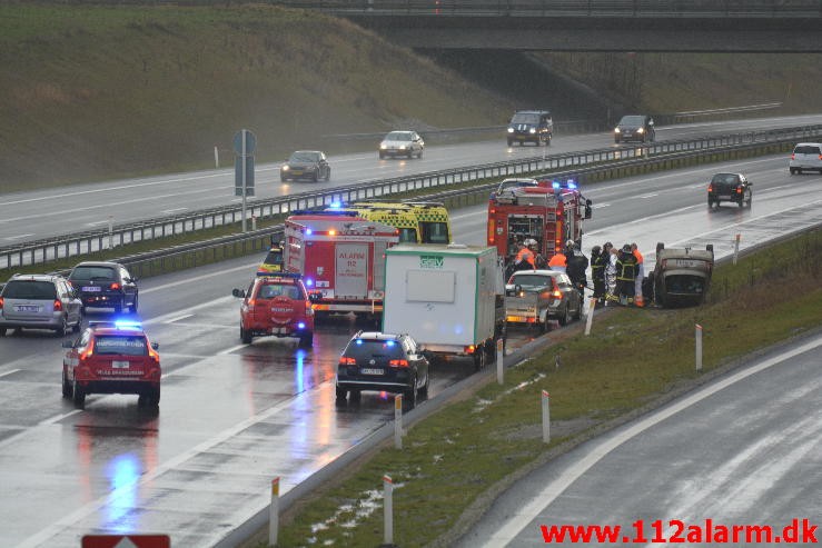 Havnede på taget. Motorvejen i sydgående retning. 20/12-2014. Kl. 14:00.