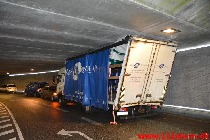 Kilet fast under broen. Gammelhavn i Vejle. 09/12-2014. Kl.16:50.