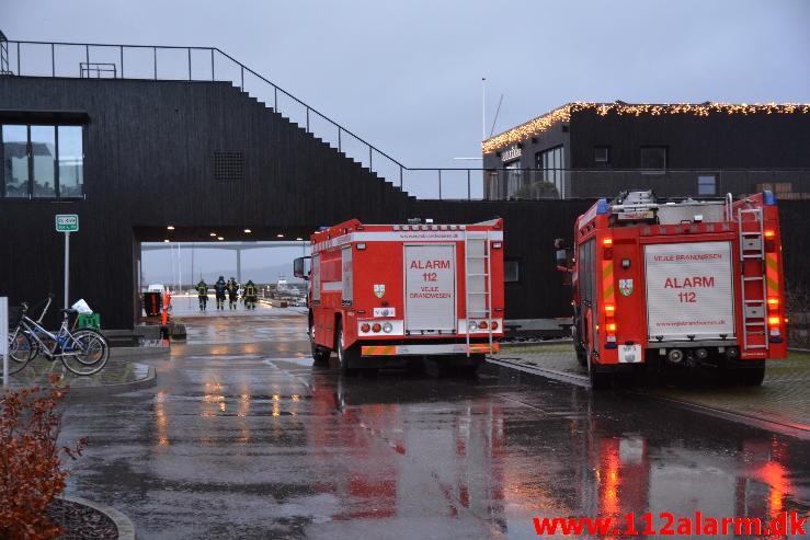 Brand i noget træ. Vejle`s Lystbådehavn. 09/01-2015. Kl. 09:01.