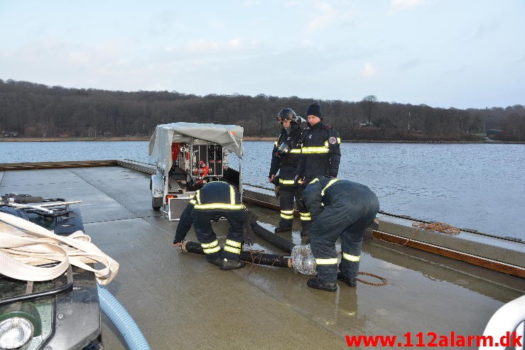 Brand i noget træ. Vejle`s Lystbådehavn. 09/01-2015. Kl. 09:01.