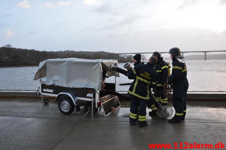 Brand i noget træ. Vejle`s Lystbådehavn. 09/01-2015. Kl. 09:01.