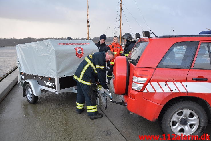 Brand i noget træ. Vejle`s Lystbådehavn. 09/01-2015. Kl. 09:01.