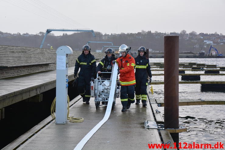 Brand i noget træ. Vejle`s Lystbådehavn. 09/01-2015. Kl. 09:01.