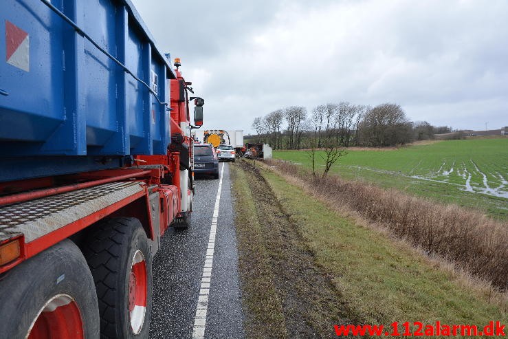 Lastbil havnet i grøften. Viborg Hovedvej ved Tørring. 10/01-2015 Kl. 04:45.