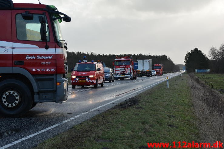 Lastbil havnet i grøften. Viborg Hovedvej ved Tørring. 10/01-2015 Kl. 04:45.