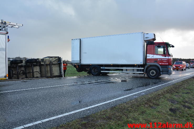 Lastbil havnet i grøften. Viborg Hovedvej ved Tørring. 10/01-2015 Kl. 04:45.