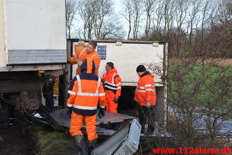 Lastbil havnet i grøften. Viborg Hovedvej ved Tørring. 10/01-2015 Kl. 04:45.