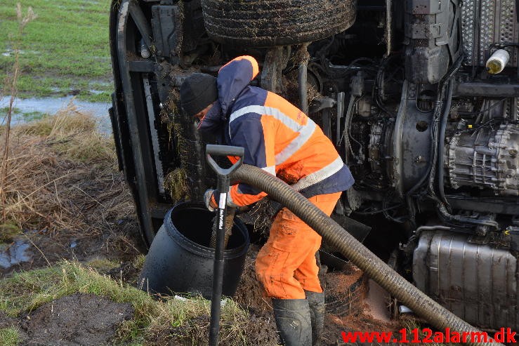 Lastbil havnet i grøften. Viborg Hovedvej ved Tørring. 10/01-2015 Kl. 04:45.