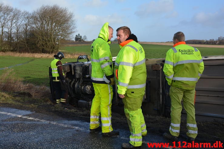 Lastbil havnet i grøften. Viborg Hovedvej ved Tørring. 10/01-2015 Kl. 04:45.