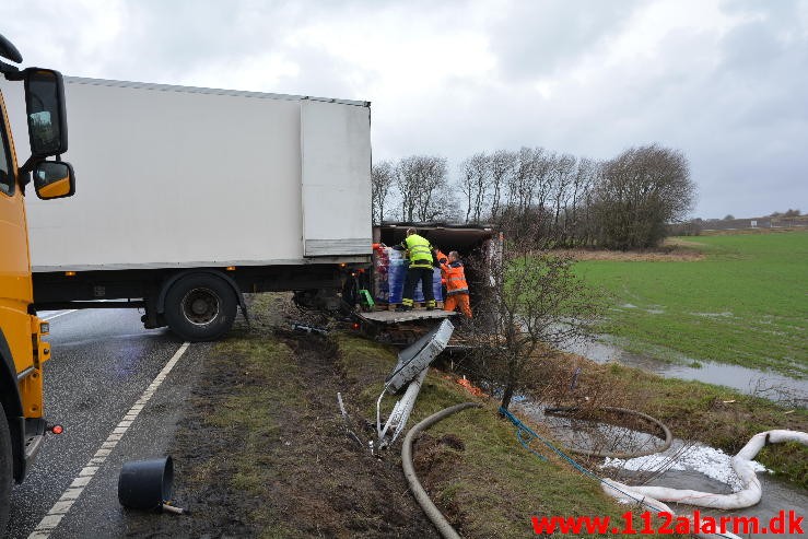 Lastbil havnet i grøften. Viborg Hovedvej ved Tørring. 10/01-2015 Kl. 04:45.