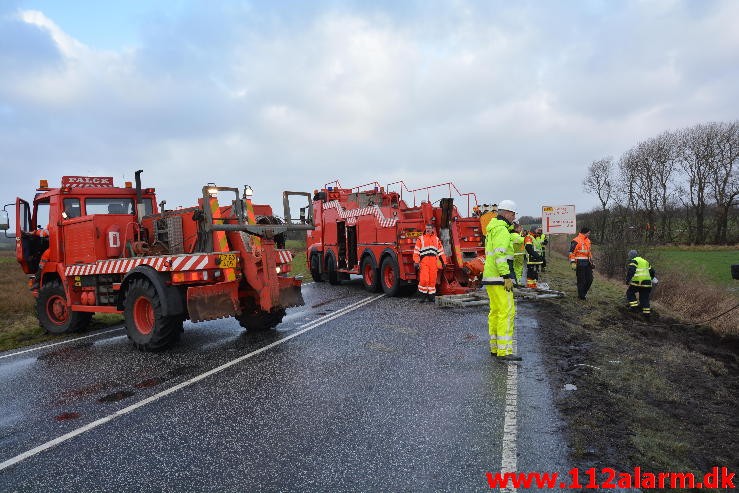 Lastbil havnet i grøften. Viborg Hovedvej ved Tørring. 10/01-2015 Kl. 04:45.