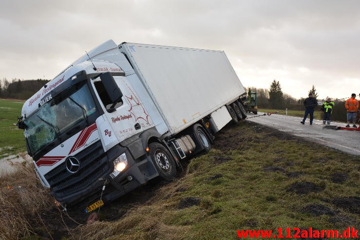 Lastbil havnet i grøften. Viborg Hovedvej ved Tørring. 10/01-2015 Kl. 04:45.