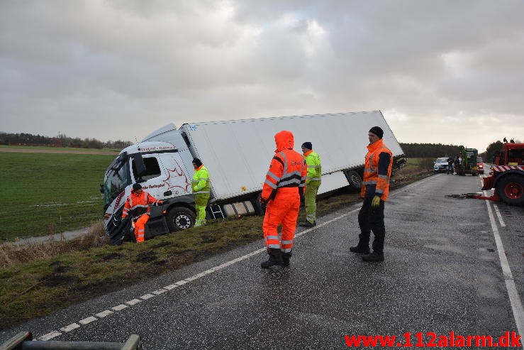 Lastbil havnet i grøften. Viborg Hovedvej ved Tørring. 10/01-2015 Kl. 04:45.