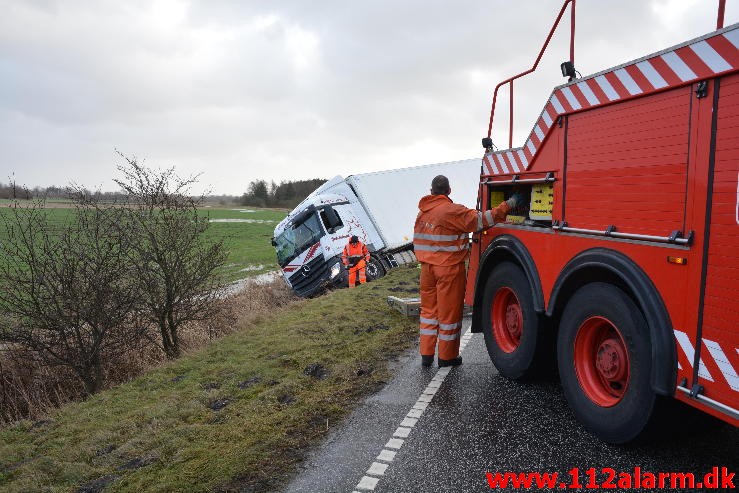 Lastbil havnet i grøften. Viborg Hovedvej ved Tørring. 10/01-2015 Kl. 04:45.