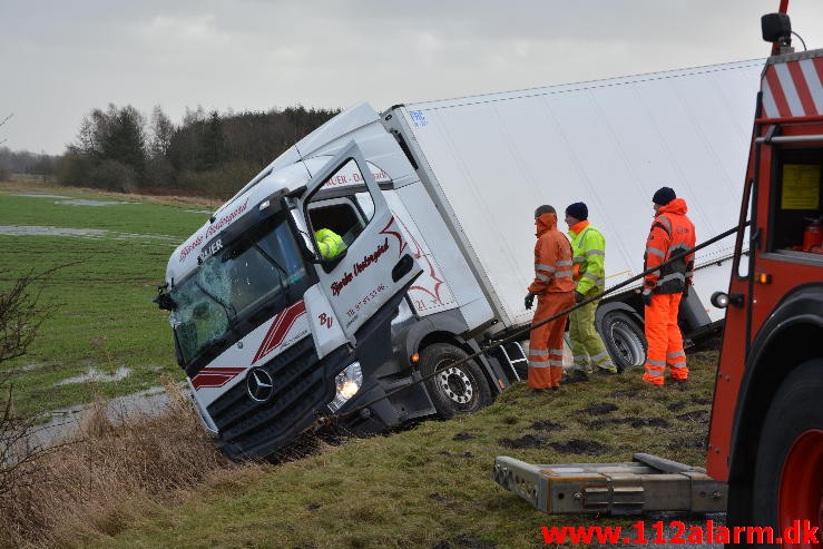 Lastbil havnet i grøften. Viborg Hovedvej ved Tørring. 10/01-2015 Kl. 04:45.