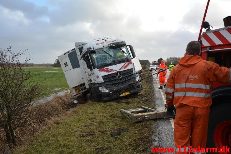 Lastbil havnet i grøften. Viborg Hovedvej ved Tørring. 10/01-2015 Kl. 04:45.