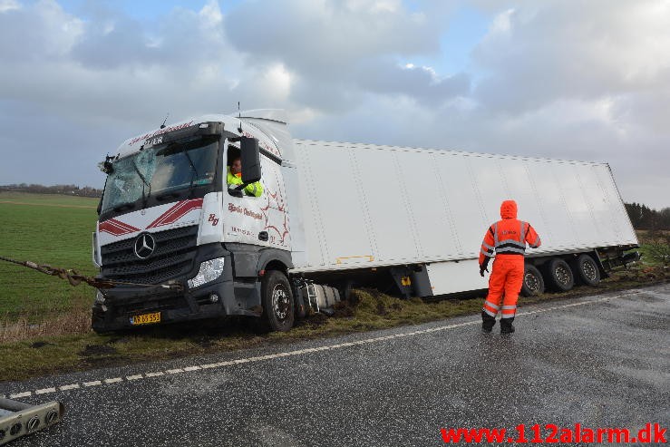 Lastbil havnet i grøften. Viborg Hovedvej ved Tørring. 10/01-2015 Kl. 04:45.