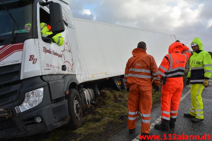 Lastbil havnet i grøften. Viborg Hovedvej ved Tørring. 10/01-2015 Kl. 04:45.