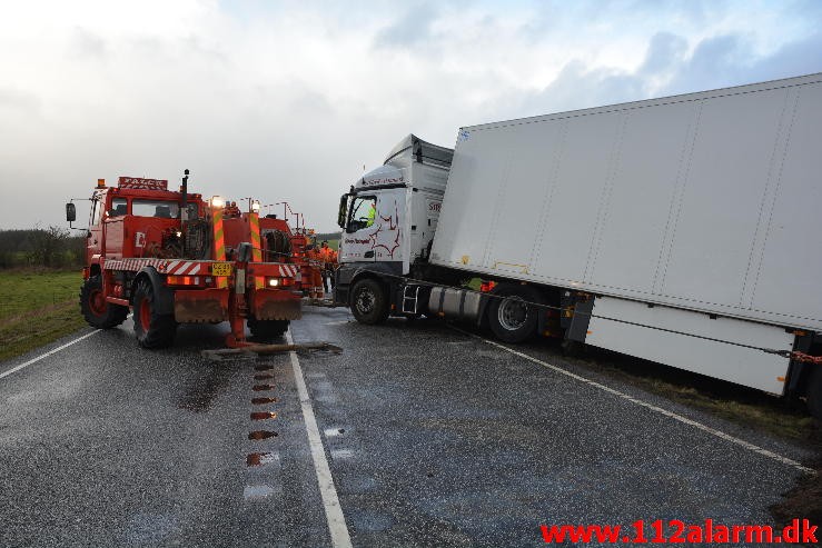 Lastbil havnet i grøften. Viborg Hovedvej ved Tørring. 10/01-2015 Kl. 04:45.