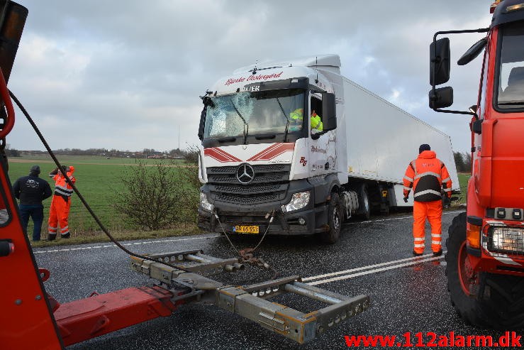 Lastbil havnet i grøften. Viborg Hovedvej ved Tørring. 10/01-2015 Kl. 04:45.