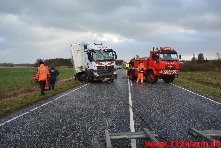 Lastbil havnet i grøften. Viborg Hovedvej ved Tørring. 10/01-2015 Kl. 04:45.