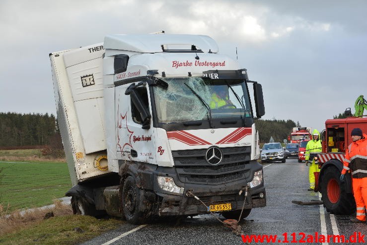 Lastbil havnet i grøften. Viborg Hovedvej ved Tørring. 10/01-2015 Kl. 04:45.