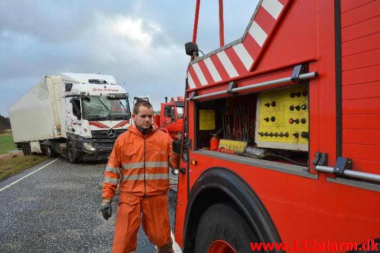 Lastbil havnet i grøften. Viborg Hovedvej ved Tørring. 10/01-2015 Kl. 04:45.