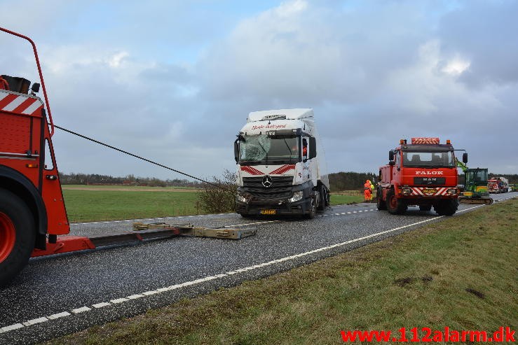 Lastbil havnet i grøften. Viborg Hovedvej ved Tørring. 10/01-2015 Kl. 04:45.